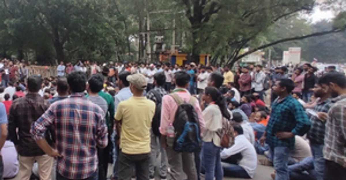 झारखंड में सरकारी नौकरी की परीक्षाएं और रिजल्ट टाले जाने से नाराज छात्र सड़क पर उतरे झारखंड में सरकारी नौकरी की परीक्षाएं और रिजल्ट टाले जाने से नाराज छात्र सड़क पर उतरे